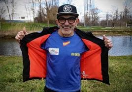 Alberto Gómez, hombre trasplantado de hígado, corre sus carreras con una camiseta con el nombre del hospital que le operó, el Río Hortega.