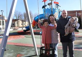 La familia Doncel Crespo, en un parque de Villamuriel.