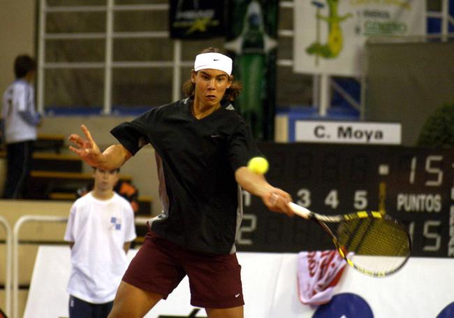 Rafa Nadal devuelve una bola en Pisuerga, en el Máster de 2003.