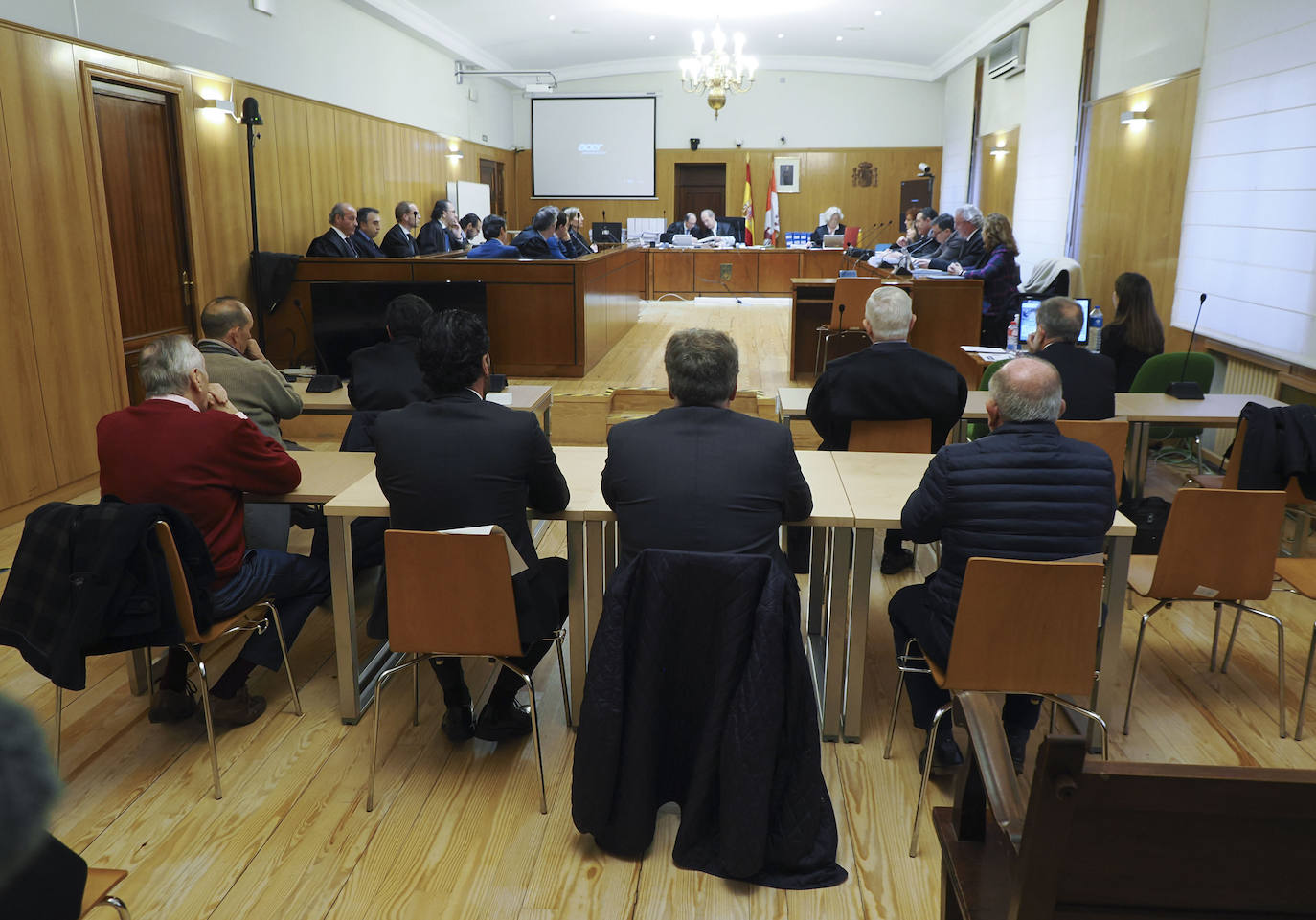 Sala en la que se desarrolla el juicio, con los acusados y defensas repartidos a los dos lados y frente al tribunal.