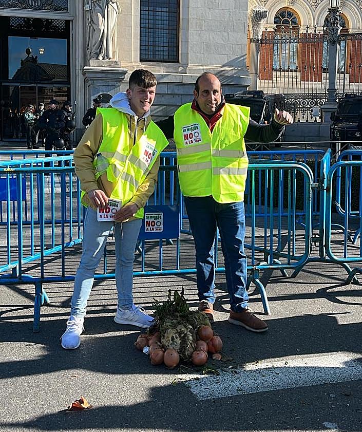 Imagen secundaria 2 - Pancartas de los agricultores de La Moraña (Ávila), de Peñaflor (Valladolid) y dos agricultores que han dejado cebollas y remolacha ante las puertas del Ministerio.S. C.