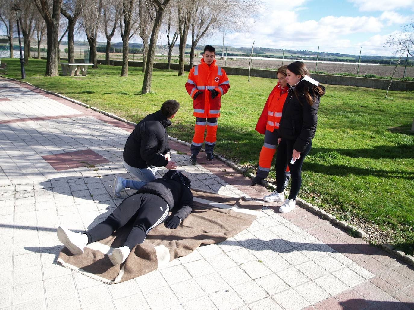 Alumnos del IES Julián Marías desarrollan un simulacro de evacuación por la explosión y derrumbe de un hospital