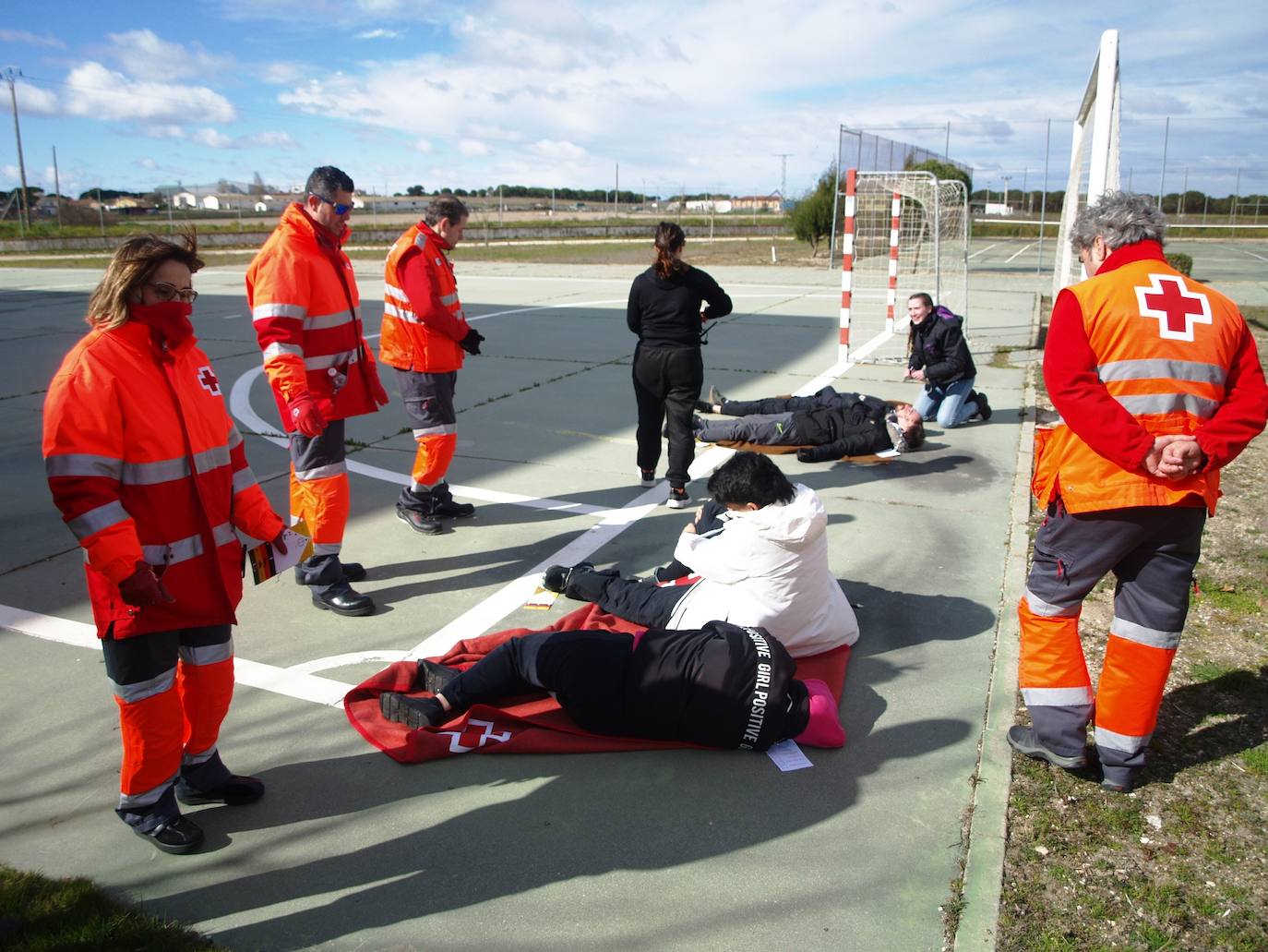 Alumnos del IES Julián Marías desarrollan un simulacro de evacuación por la explosión y derrumbe de un hospital