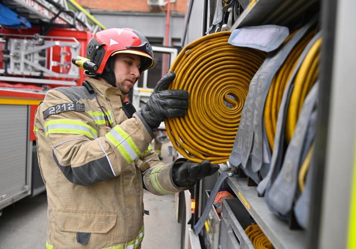 Bomberos de Valladolid preparándose ante un protocolo de ante un incendio en un edificio.