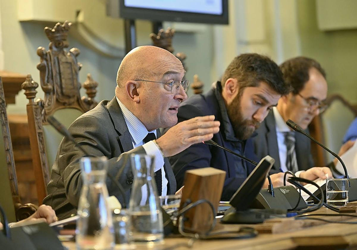 El alcalde, Jesús Julio Carnero, durante el pleno celebrado este lunes.