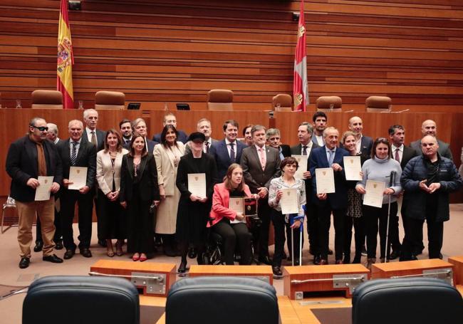 Foto de familia de los premiados con las autoridades.