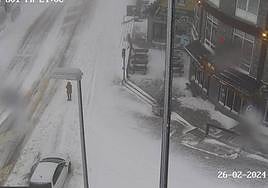 Captura de la cámara de Tráfico, a las 17:41 horas de este lunes, en el alto de Navacerrada.