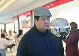 El 'Orb' de Worldcoin escanea el iris de Carlos Agulla en Río Shopping