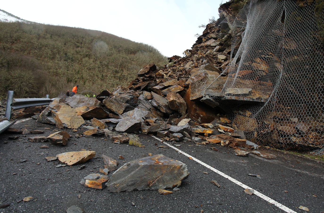 Derrumbe en la carretera de acceso a la localidad de Fornela (León)