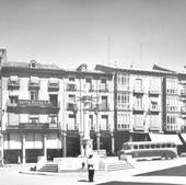 Fuente Dorada, la plaza por la que corre el agua desde 1618