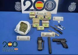 Sustancias estupefacientes y armas intervenidas al hombre.