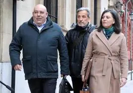 Pedro Muñoz junto a sus abogados, a su entrada a la Audiencia Provincial de León.