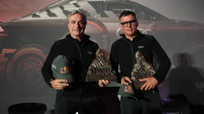 Imagen después - Carlos Sainz, recibiendo el trofeo en la Plaza Mayor de Valladolid por el rally de San Mateo, y en su último rally Dakar.