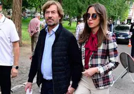 Santiago Pedraz pasea de la mano con Elena Hormigos.