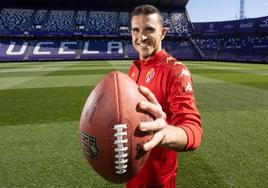 Jordi Masip posa con 'The Duke', el balón oficial de la NFL.