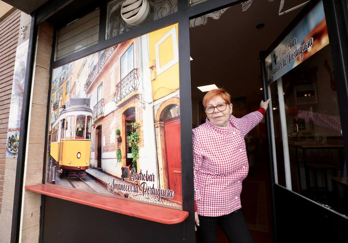 Hortensia dos Santos, 'Romy', en la puerta de su nuevo establecimiento.