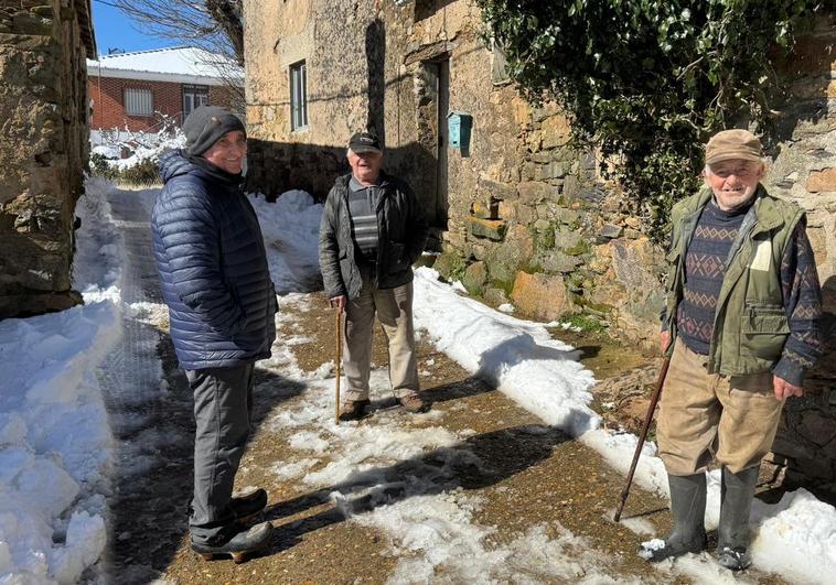 Vecinos de Andarraso, localidad del municipio de Riello.