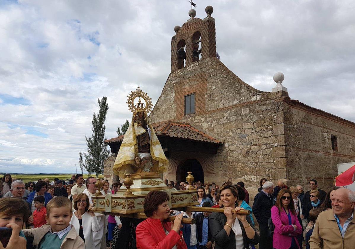 Romería de Cuatrojunio en la finca que rodea la ermita de los Remedios.