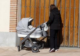 Una mujer con un carrito de bebé en Segovia.