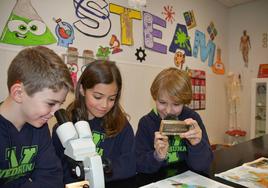 Alumnos del Colegio Jesús y María en el aula STEAM.