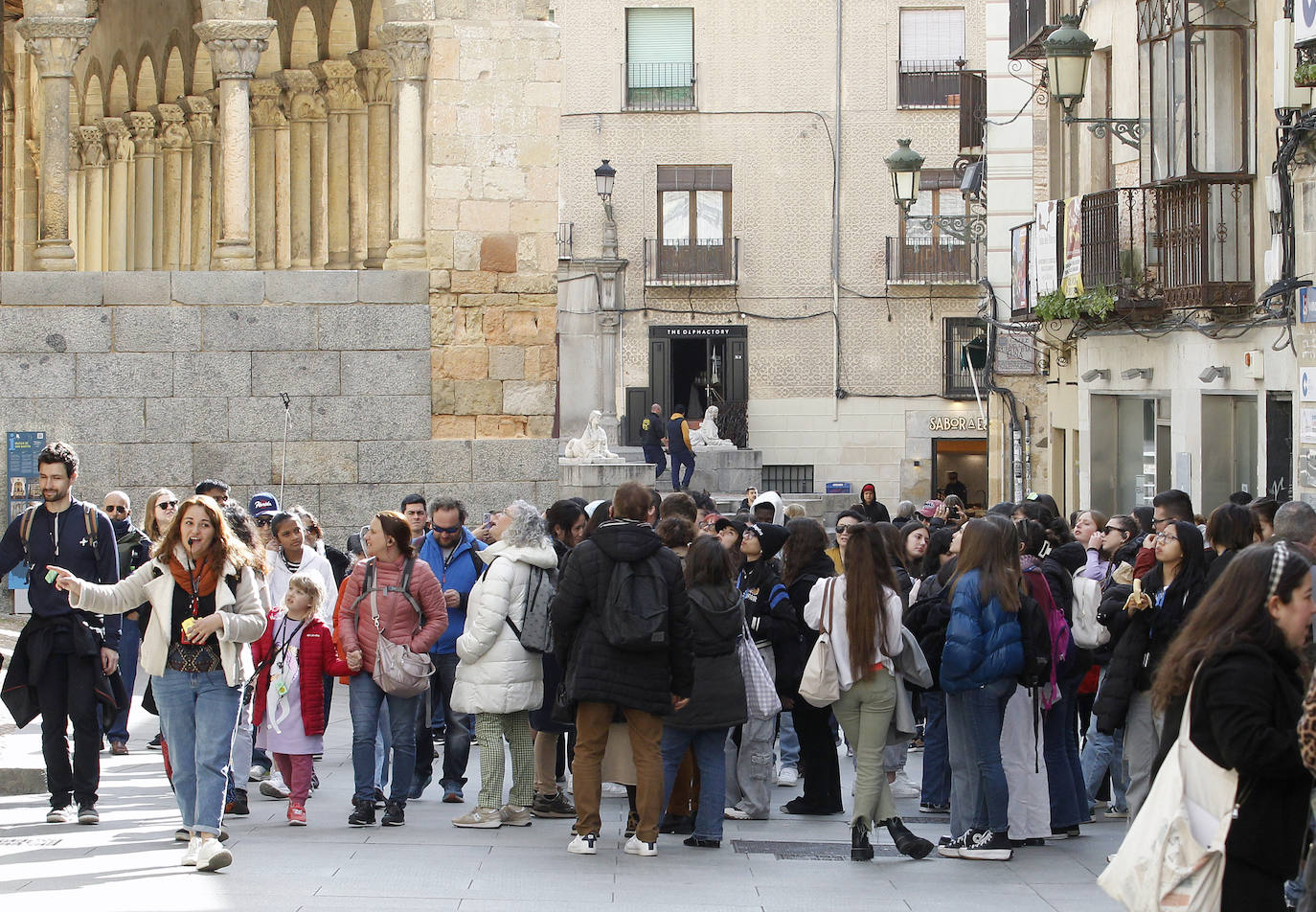 Un grupo de turistas ocupa todo el ancho de la Calle Real a la altura de la iglesia de San Martín.