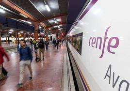 Imagen de archivo de pasajeros en la estación de trenes Campo Grande de Valladolid.