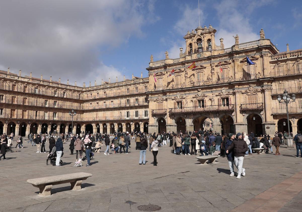 La Plaza Mayor de Salamanca, llena de turistas.