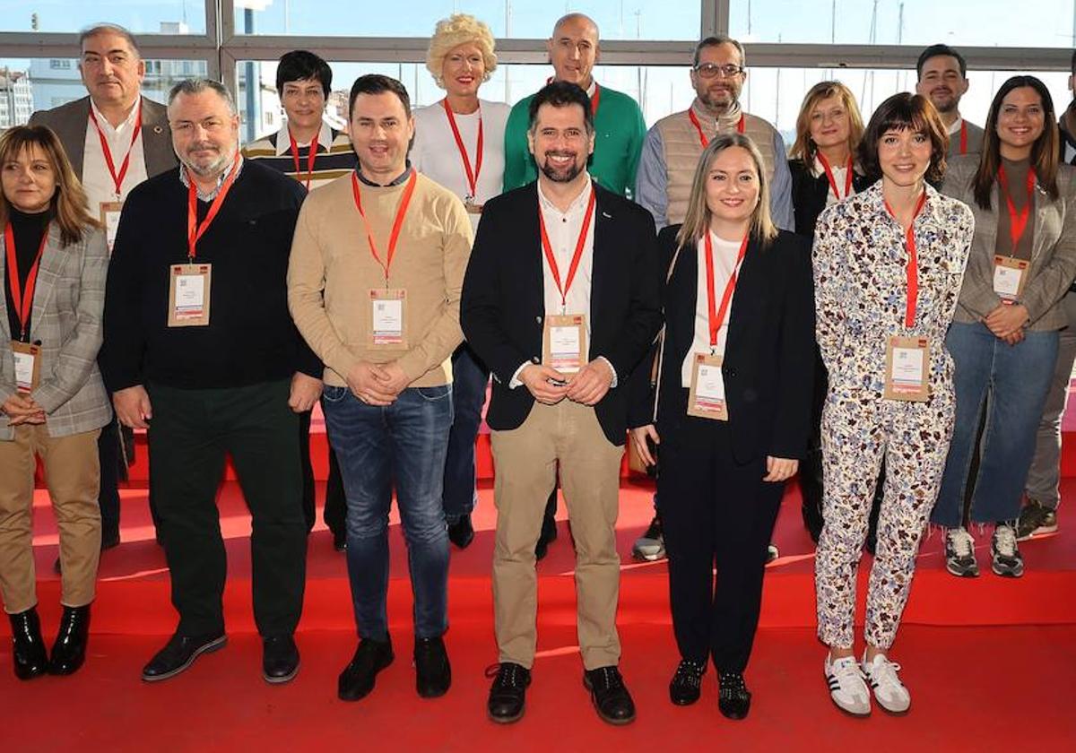 Luis Tudanca, junto a Javier Cendón, en el centro de la imagen en la foto de familia del PSOE de León en la convención política de La Coruña. A la derecha de la imagen, en primera fila, Andrea Fernández. Detrás, Nuria Rubio.