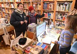 Tamara Crespo atiende a dos lectores en su librería Primera Página.