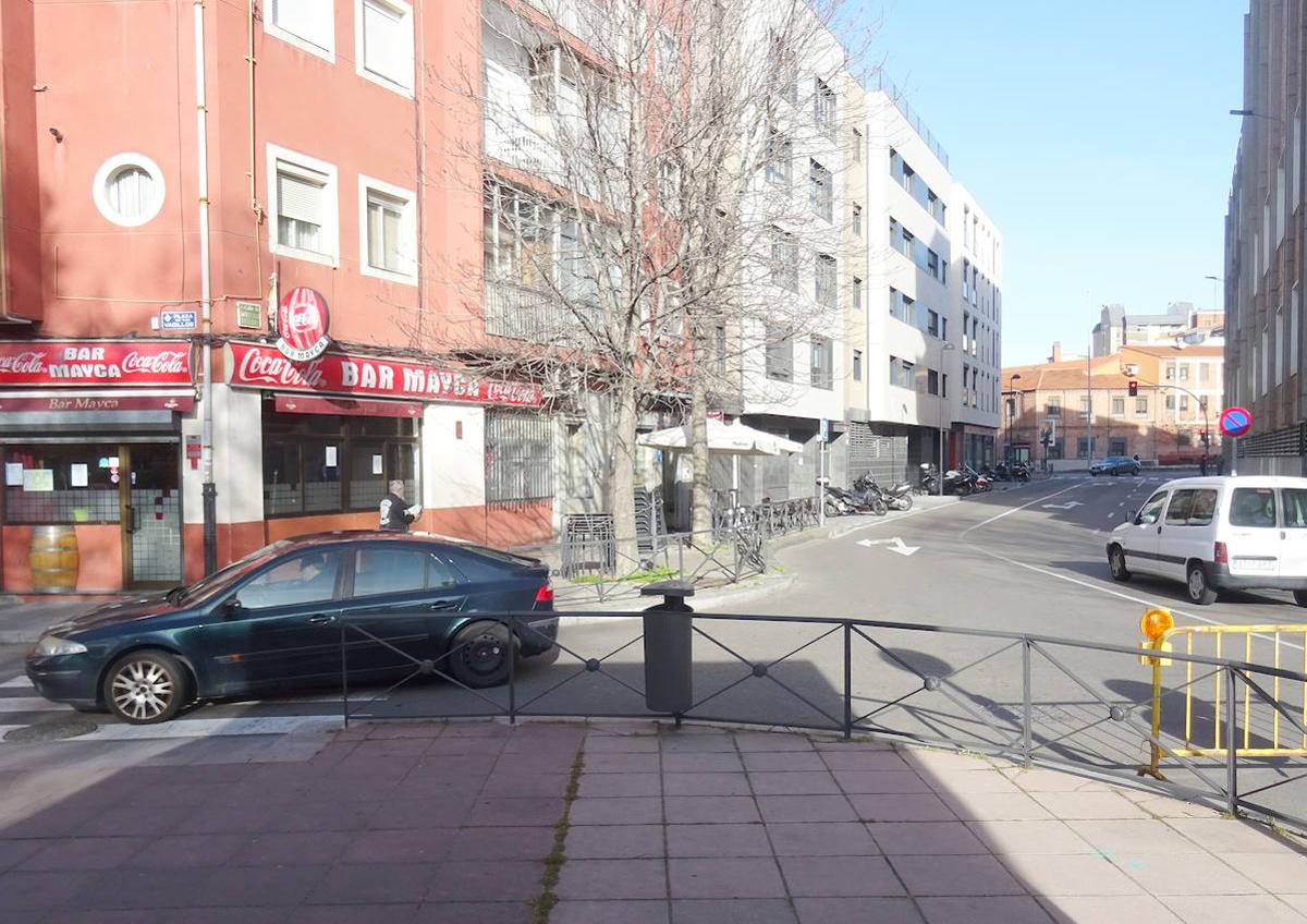 Imagen secundaria 1 - Arriba, cruce abierto al tráfico de Doctor Montero con Nicasio Pérez y Pérez Galdós. Debajo, a la izquierda, acceso a Doctor Montero desde Vadillos y Luis Braille. A la derecha, el corte del túnel por la calle Casasola.