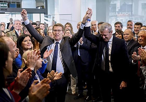 Alberto Núñez Feijóo celebra la reelección del presidente del PP de Galicia como presidente de la Xunta, Alfonso Rueda, a su llegada al Comité Ejecutivo Nacional del PP.
