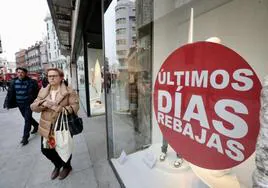 Un comercio con un cartel anunciador de los últimos días de rebajas en Valladolid.