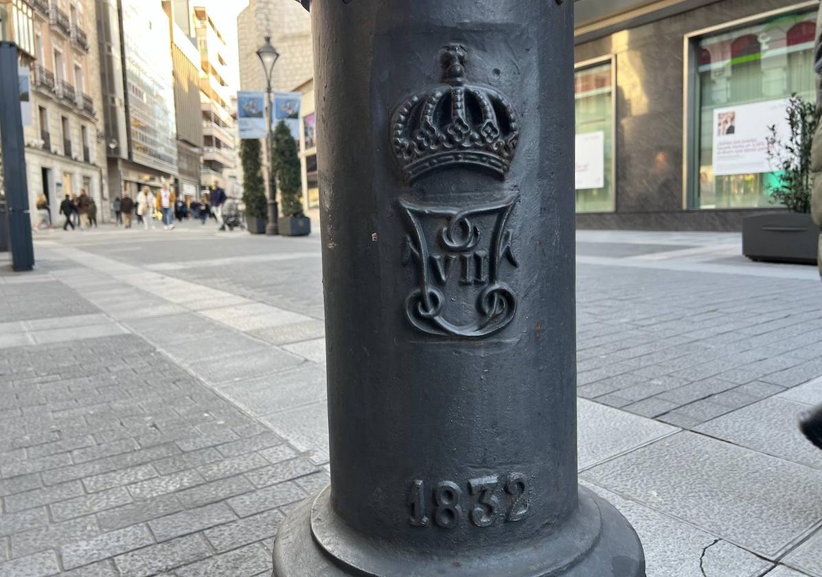 Inscripción en la base de una de las veinte farolas de la calle Santiago.