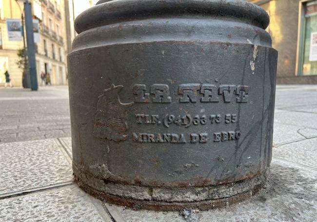 Las farolas de la calle Santiago se fundieron en la empresa burgalesa La Nave en la década de los noventa.