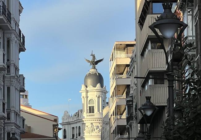 «La lira, el farol y la decoración parecen obra de la antigua Indal, en Valladolid», explica Alberto Gil.