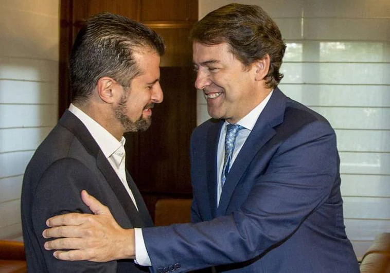 Luis Tudanca y Alfonso Fernández Mañueco, en el despacho de la Presidencia de la Junta de Castilla y León.