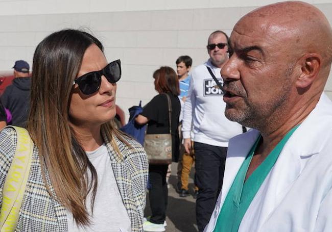 Nuria Rubio, respaldando a personal sanitario de León durante una protesta.