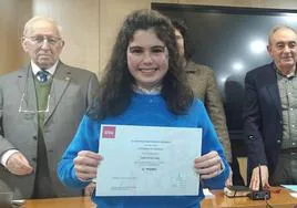 Isabel Arnaiz posa con el diploma que acredita su participación en la olimpiada nacional matemática.