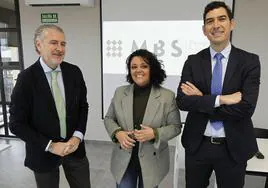 Rocío Ruiz, CEO de Gastronomía José María, junto a Javier González de Herrera (izquierda) y Andrés Ortega, en la Escuela MBS.