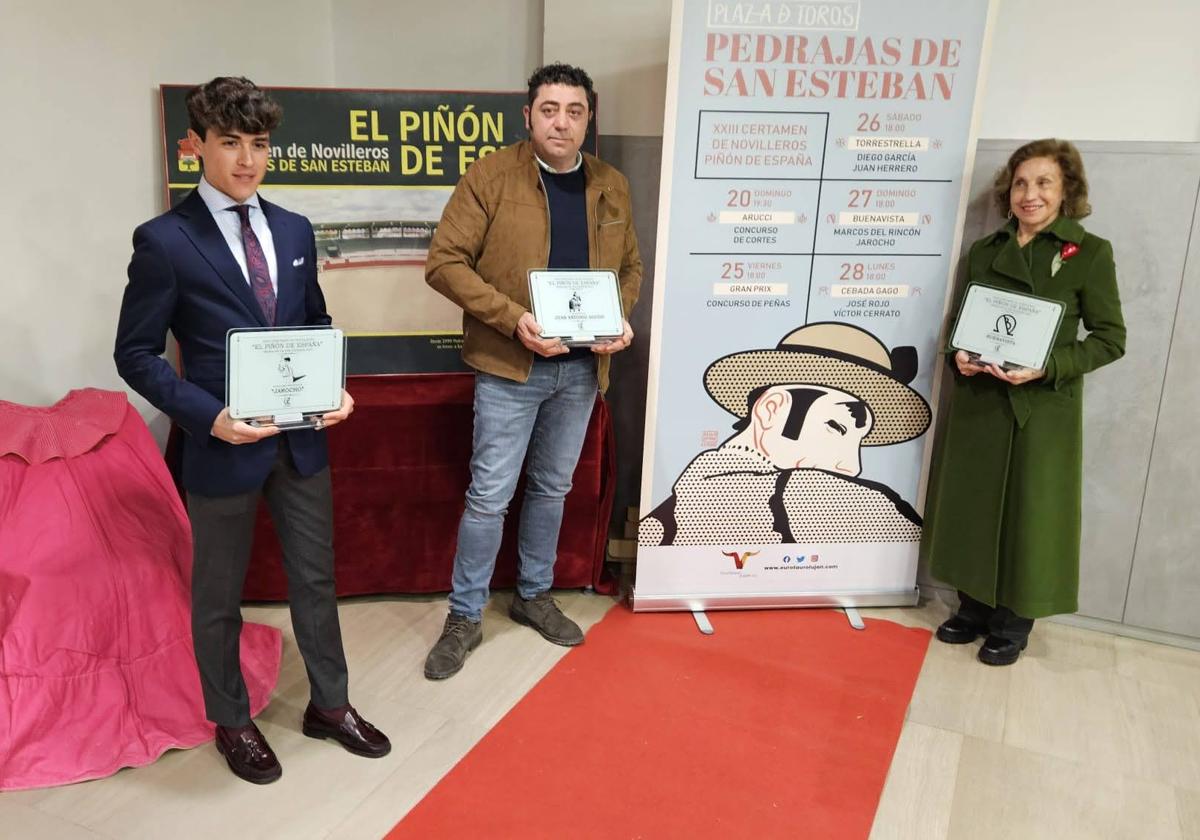 Jarocho, Juan Antonio Agudo y Clotilde Calvo, con sus galardones.