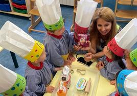 Alumnos del Colegio San Viator, convertidos en cocineros.