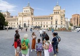 Una visita guiada a turistas por el centro de Valladolid.