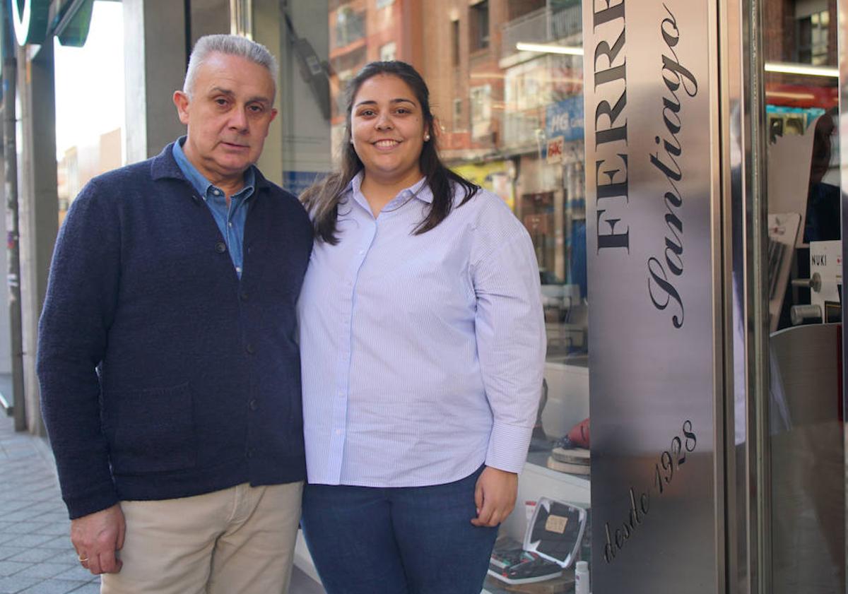 Imagen principal - Arriba, Jesús y Laura Prieto, a la puerta de la ferretería Santiago Rodríguez. Abajo, Santiago Rodríguez en el interior y el exterior de su comercio.