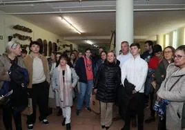 Estudiantes y familiares, en una estancia de la Escuela Agraria en la jornada de puertas abiertas.