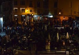 Imagen del estado de la plaza en una noche de fiesta.