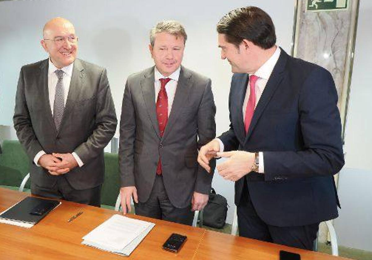 Jesús Julio Carnero (alcalde de Valladolid), José Antonio Santano (secretario de Estado de Transportes) y Juan carlos Suárez-Quiñones (consejero de Medio Ambiente), en el Consejo de Administración de Valladolid Alta Velocidad.