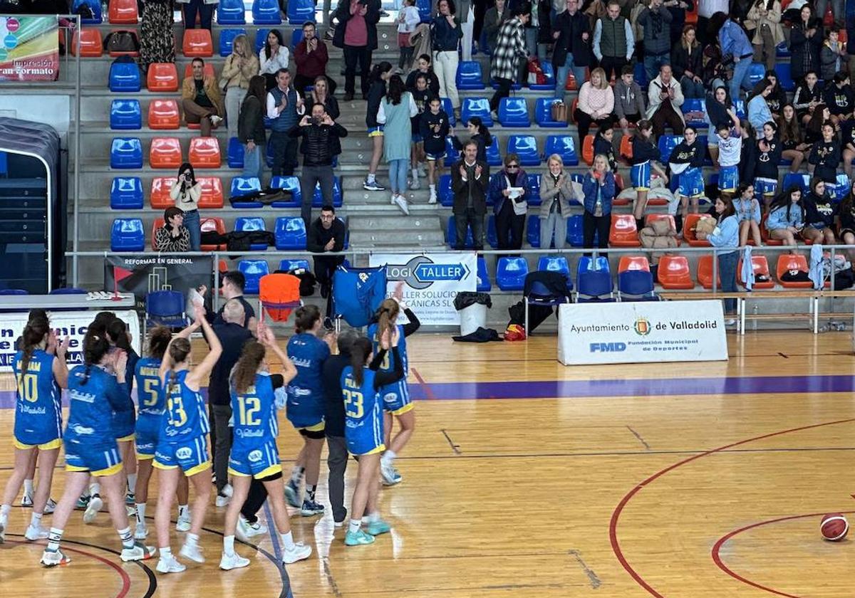 Las jugadoras se dirigen a la grada para agradecer su apoyo en el último triunfo como locales.