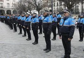 Agentes de la Policía Local de Segovia, durante la celebración del Santo Ángel de la Guarda en la Plaza Mayor.