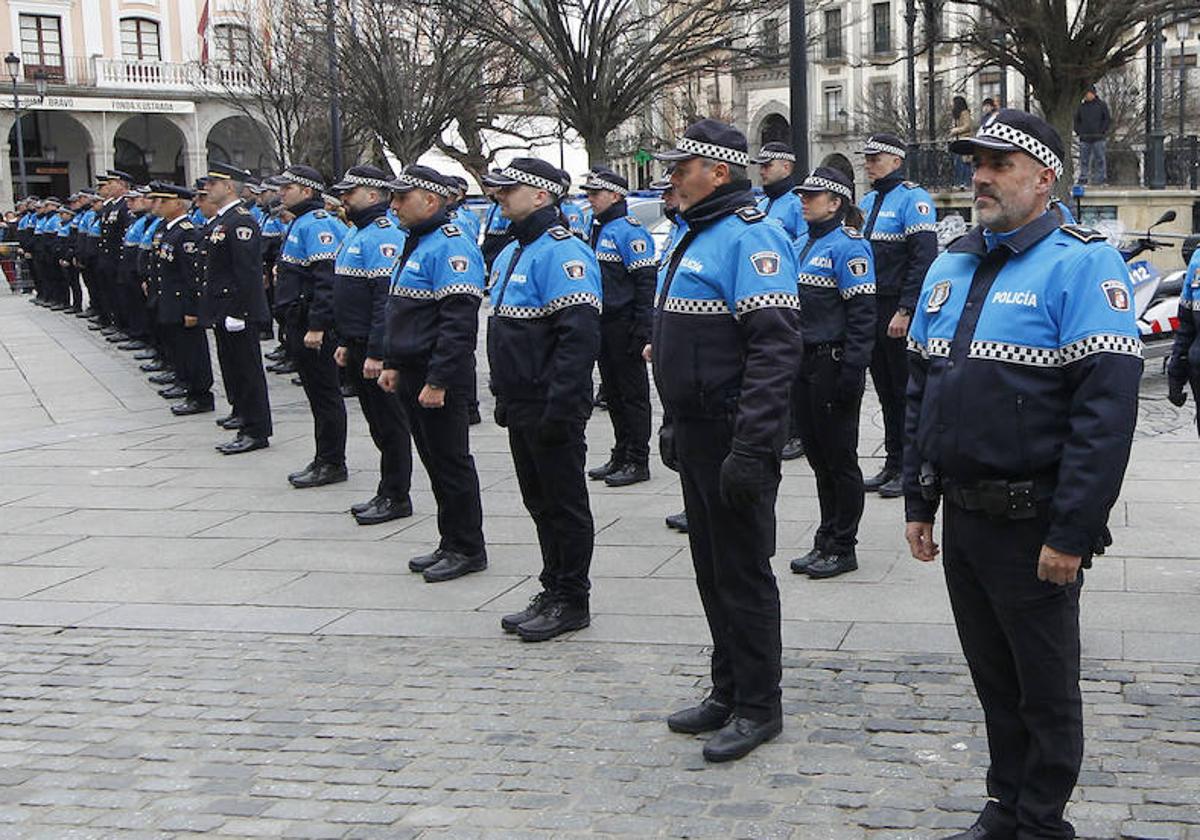 Agentes de la Policía Local de Segovia, durante la celebración del Santo Ángel de la Guarda en la Plaza Mayor.