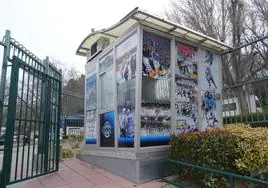 El antiguo punto de información turística, hoy utilizado como taquilla en la entrada del polideportivo de hockey de Delicias.